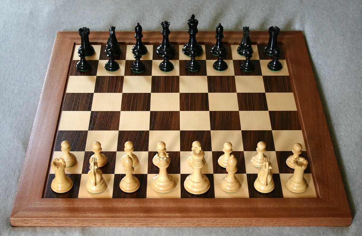 1200px-Chess_board_opening_staunton